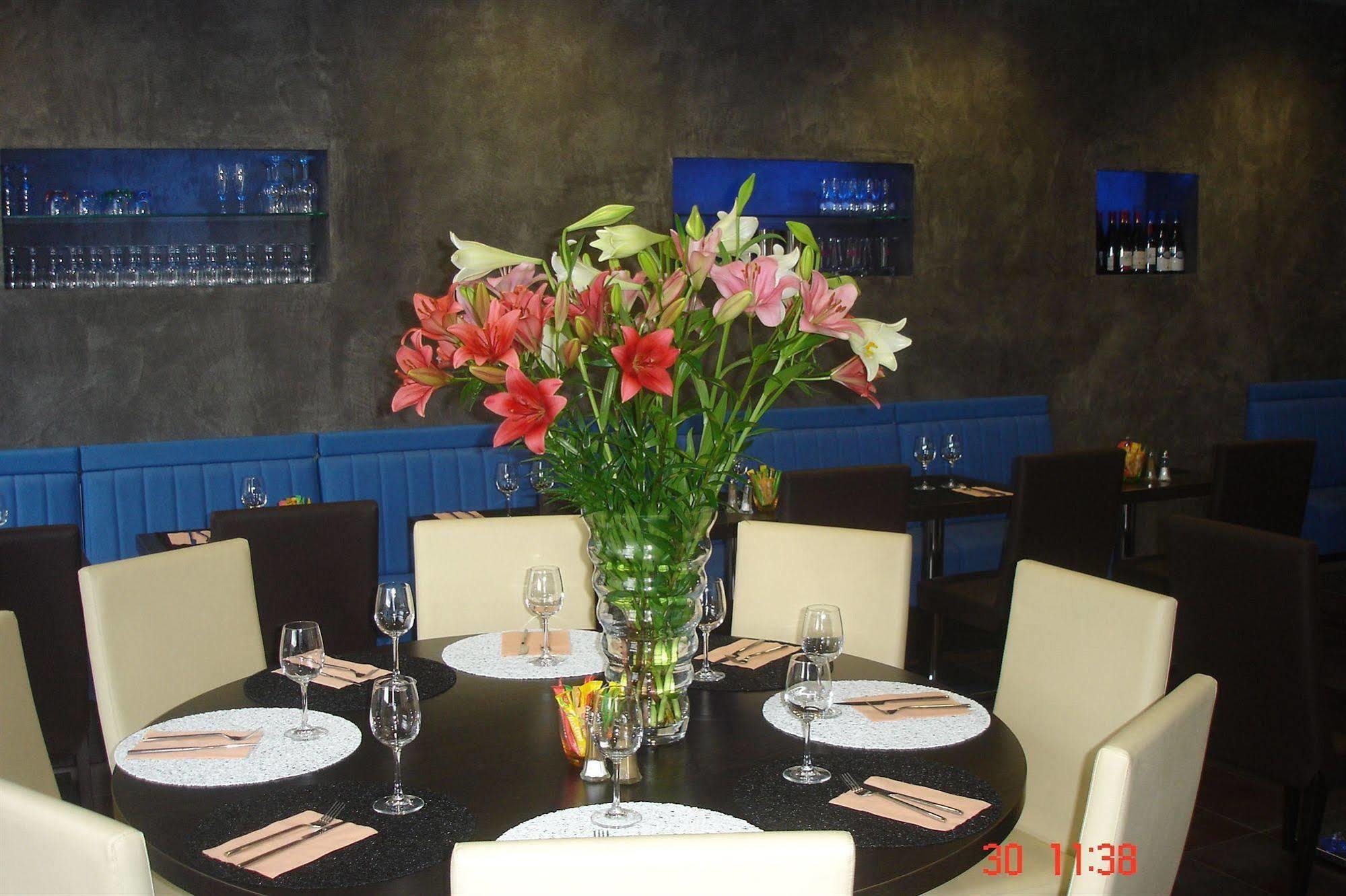 Hotel Restaurant La Fregate Ла-Сейн-сюр-Мер Экстерьер фото